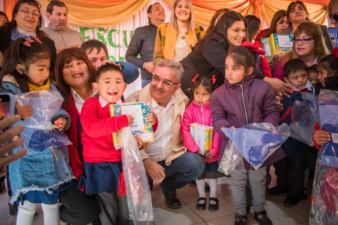 oficializan-el-traspaso-de-la-escuela-municipal-de-santa-maria-a-la-provincia