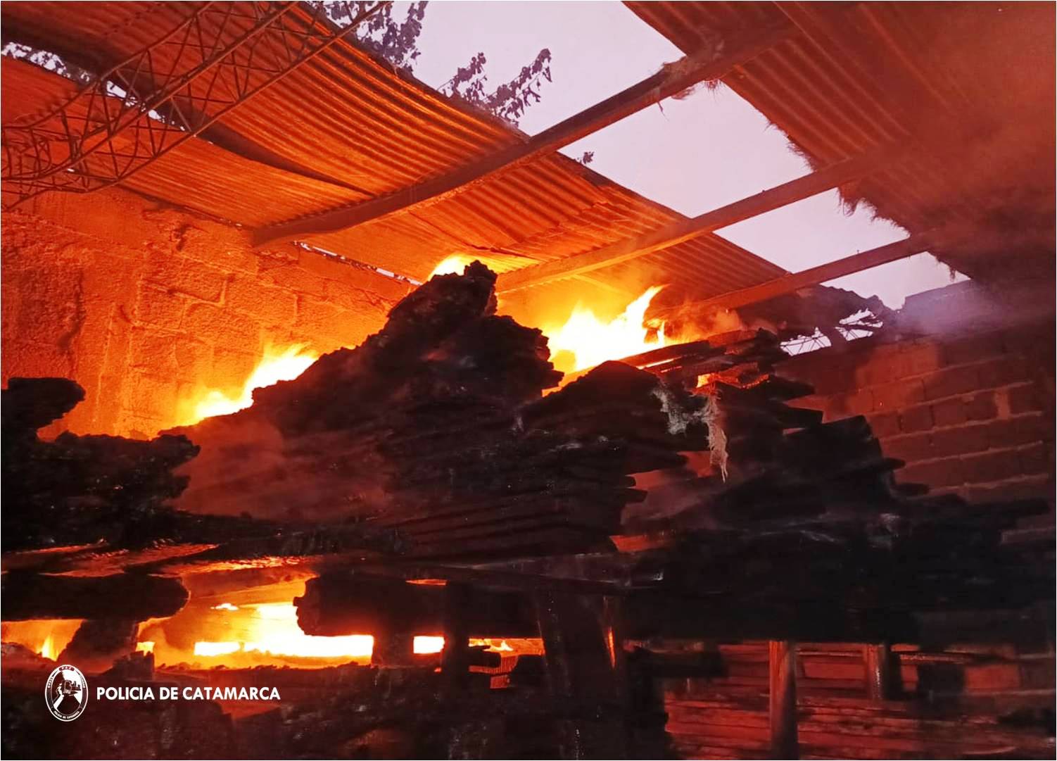incendio-voraz-se-desato-en-un-deposito-en-valle-viejo