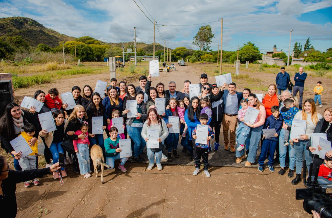 la-provincia-entrego-24-terrenos-y-materiales-para-construccion-de-viviendas-en-fray-mamerto-esquiu