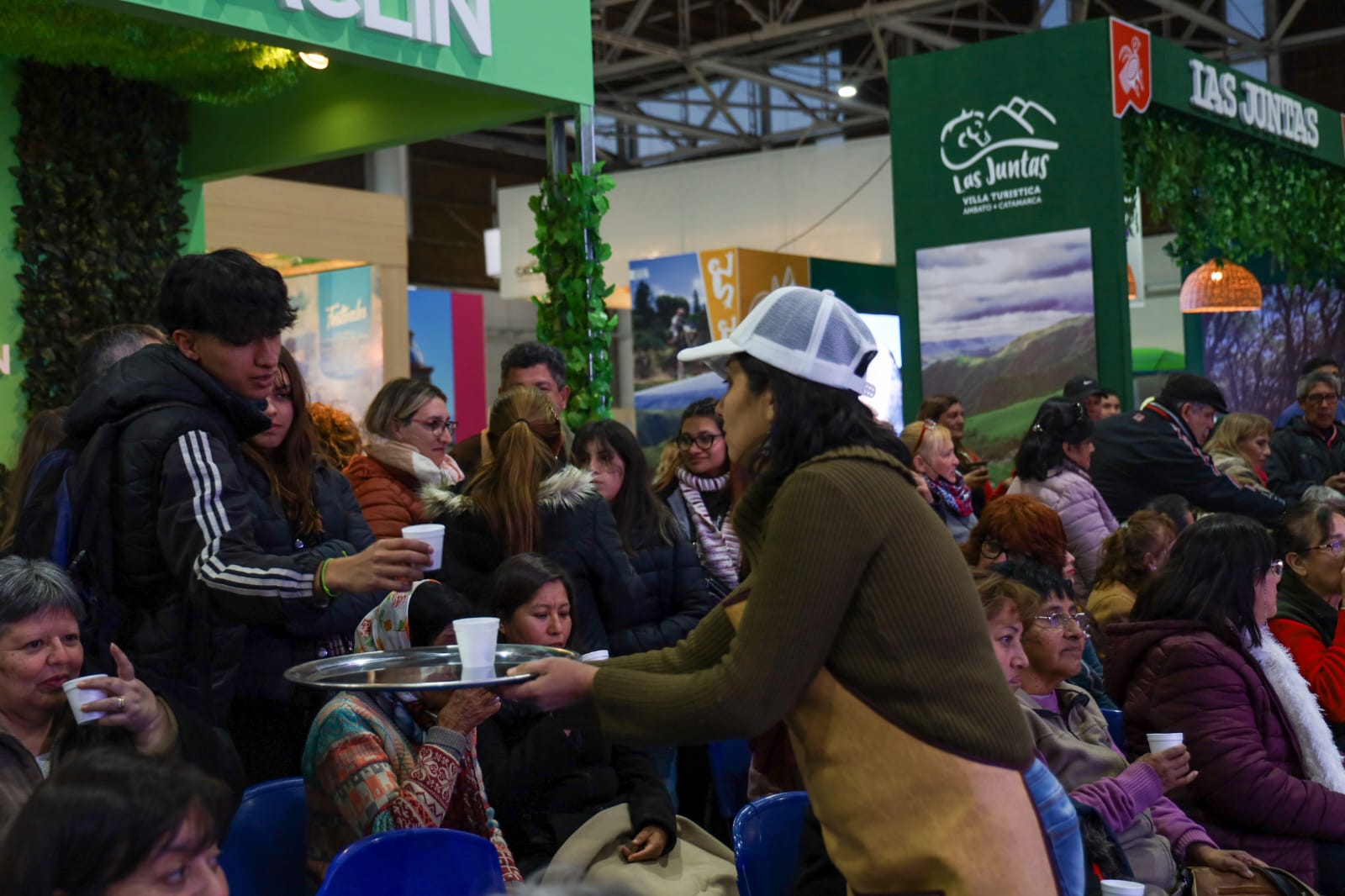 poncho-2023-gran-interes-por-el-cafe-de-alimentos-autoctonos-en-el-espacio-de-turismo-capital