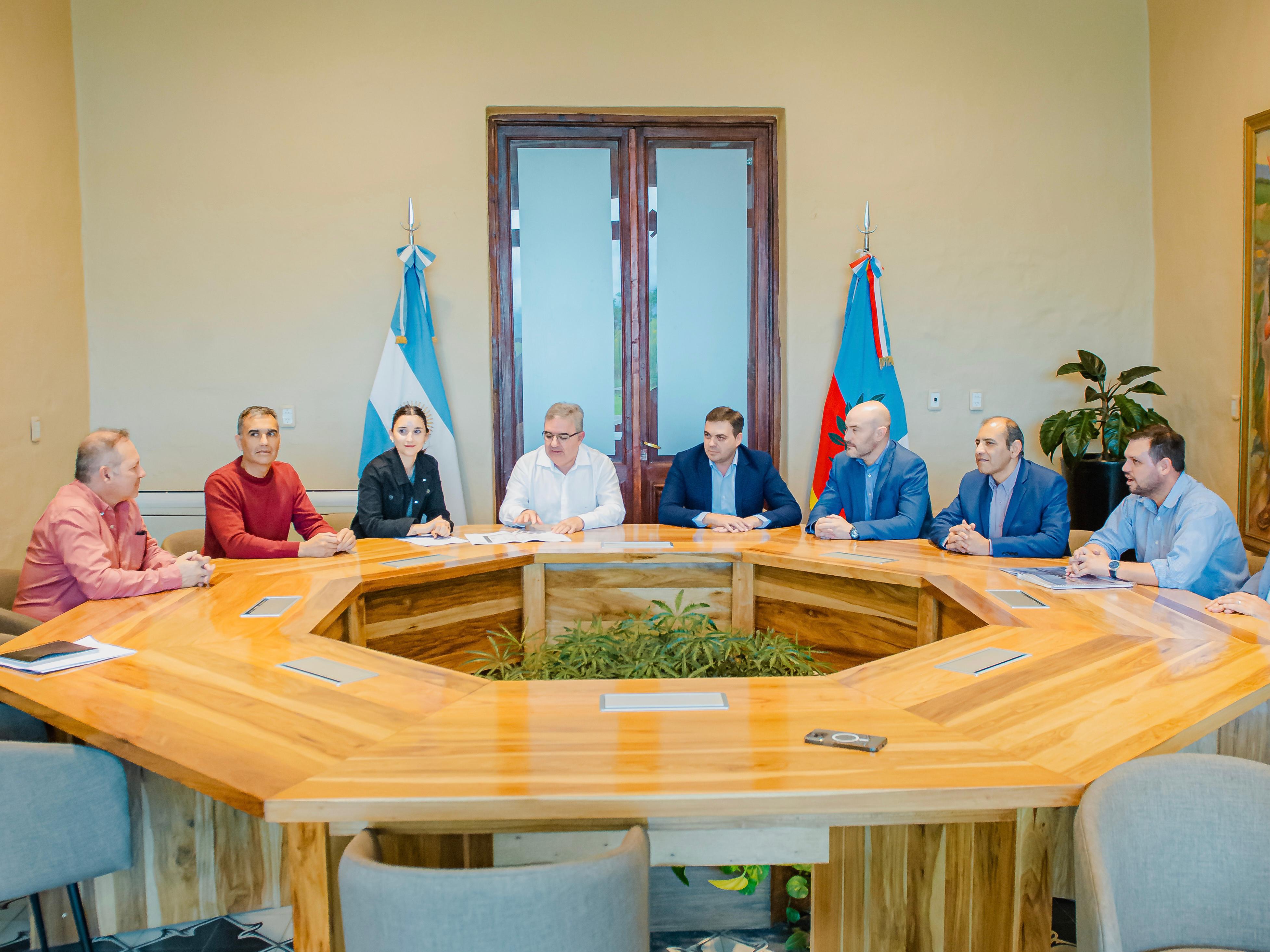 anunciaron-una-nueva-terminal-en-los-altos-y-un-polideportivo-en-mutquin
