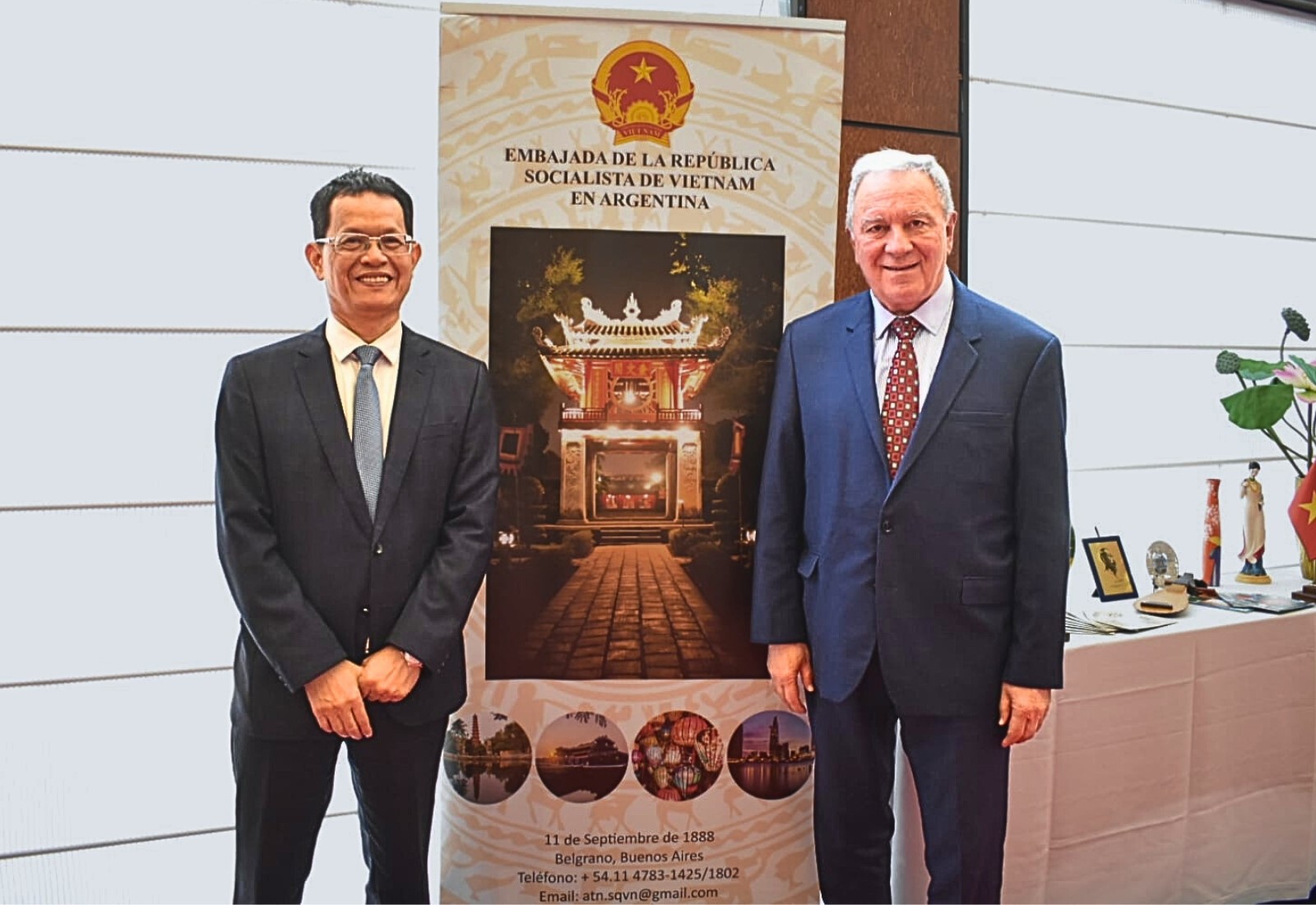 dusso-estuvo-junto-al-embajador-de-vietnam