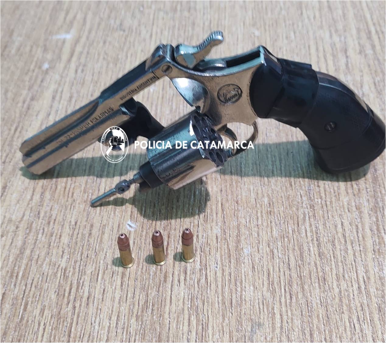 llevo-un-revolver-con-tres-cartuchos-al-boliche