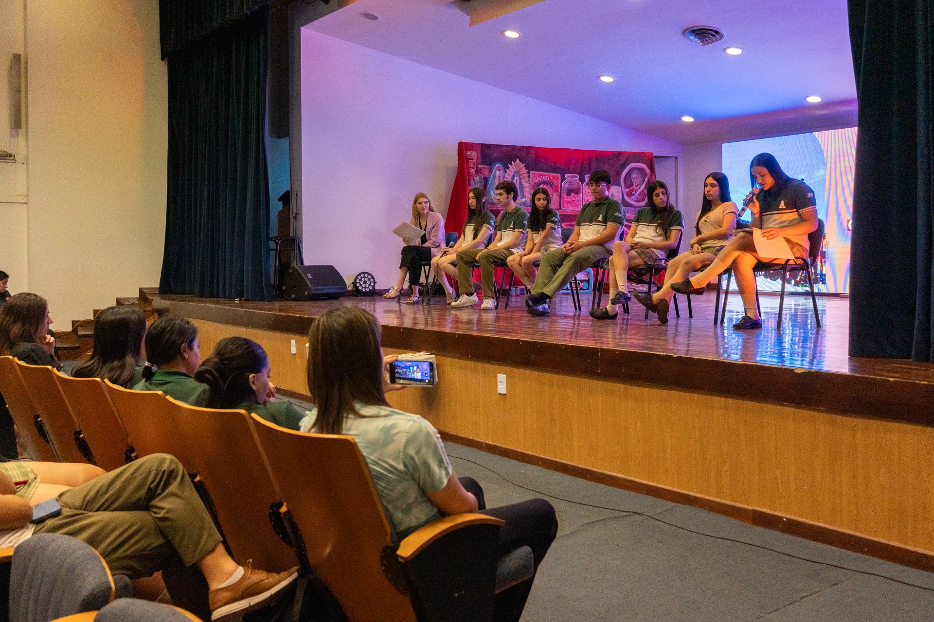 los-estudiantes-disfrutaron-de-la-palabra-el-juego-y-el-canto-en-la-feria-del-libro