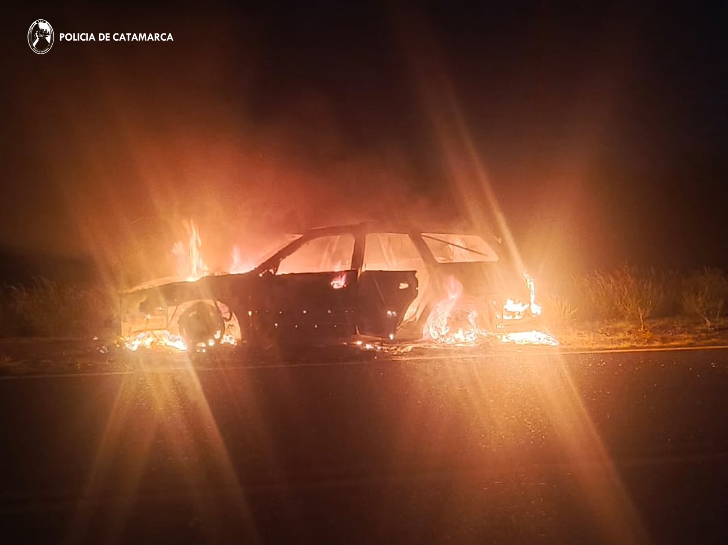 voraz-incendio-destruyo-por-completo-un-automovil-en-capayan