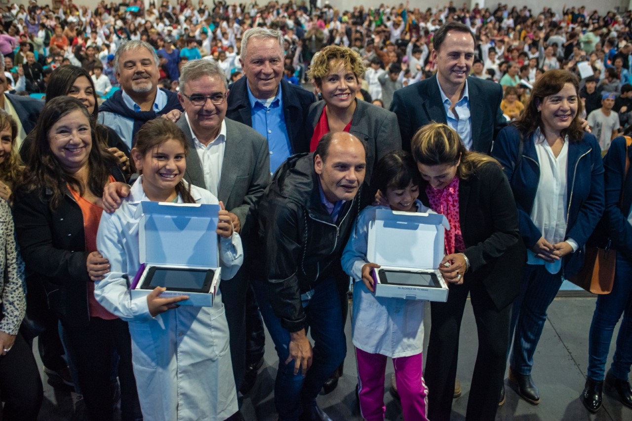 entregaron-tablets-del-conectando-con-vos-y-se-anuncio-la-instalacion-de-nuevas-redes-de-fibra-optica