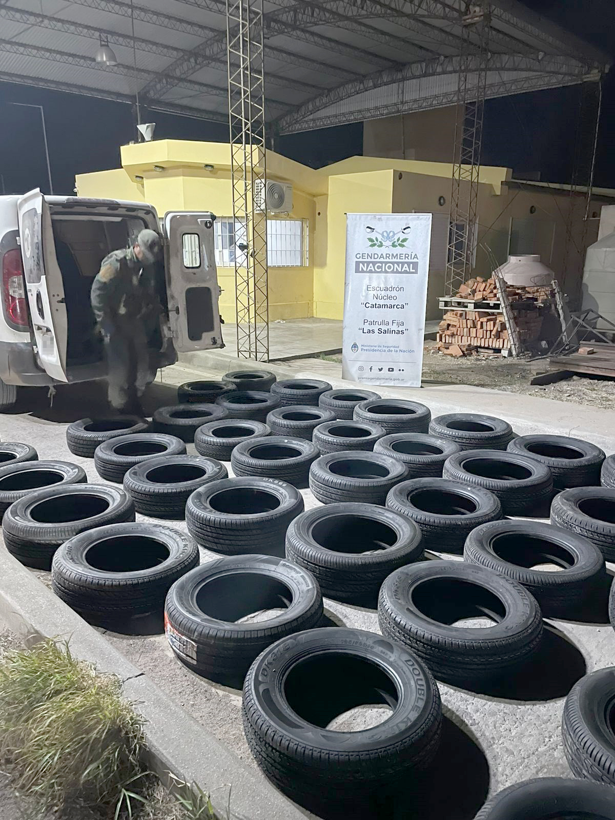 transportaban-mas-de-140-cubiertas-de-contrabando-y-los-descubrieron-en-un-operativo