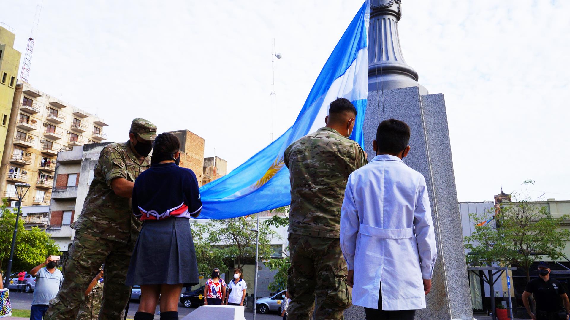 alumnos-y-docentes-de-educacion-especial-izaron-la-bandera-argentina