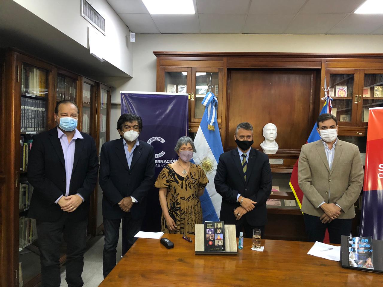 donacion-de-libros-a-la-biblioteca-del-senado