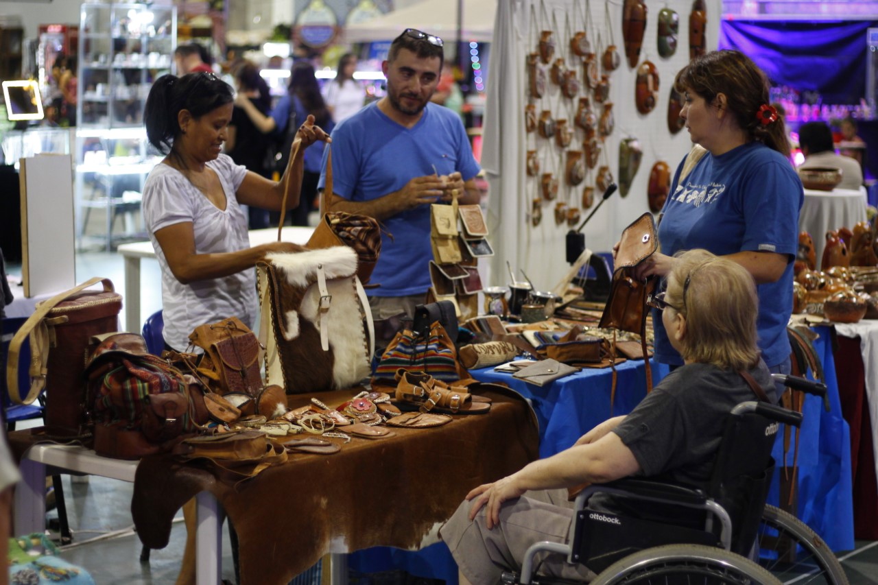 artesanias-musica-y-sabores-en-la-feria-manos-catamarquenas