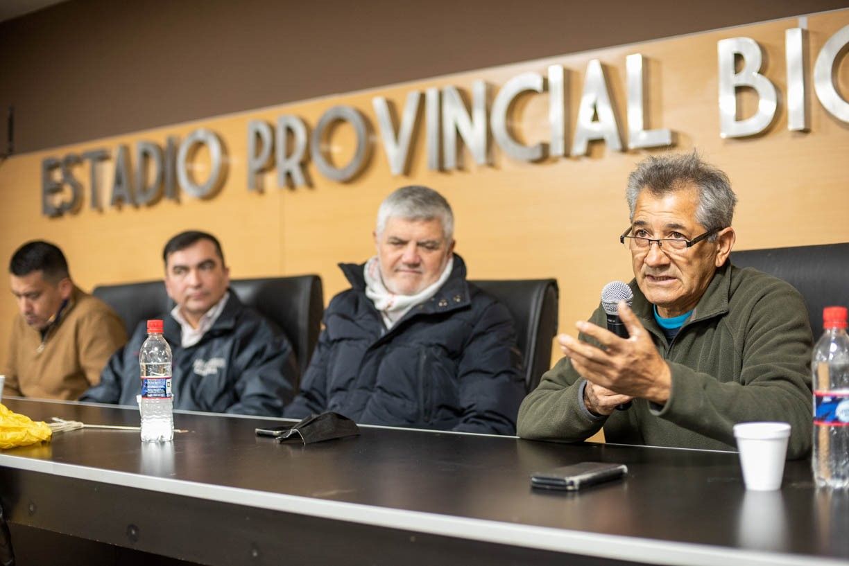 presentaron-el-torneo-nacional-de-paracaidismo-copa-luis-alberto-tapia