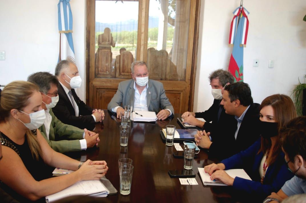 el-gobierno-provincial-firmo-un-convenio-junto-al-grupo-iraola-para-generar-inversiones