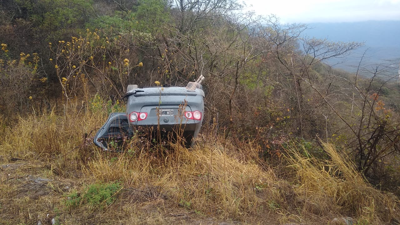 volco-un-auto-en-la-cuesta-del-totoral-no-hay-heridos