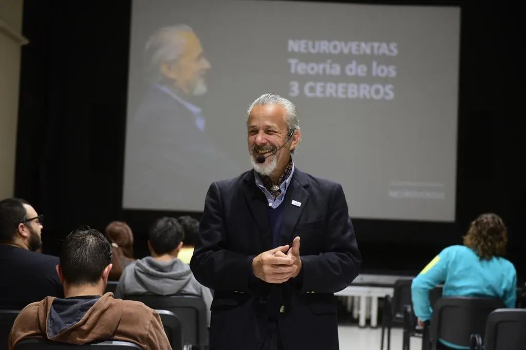 conversatorio-sobre-actualidad-digital-redes-sociales-ia-y-neuromarketing-artistico