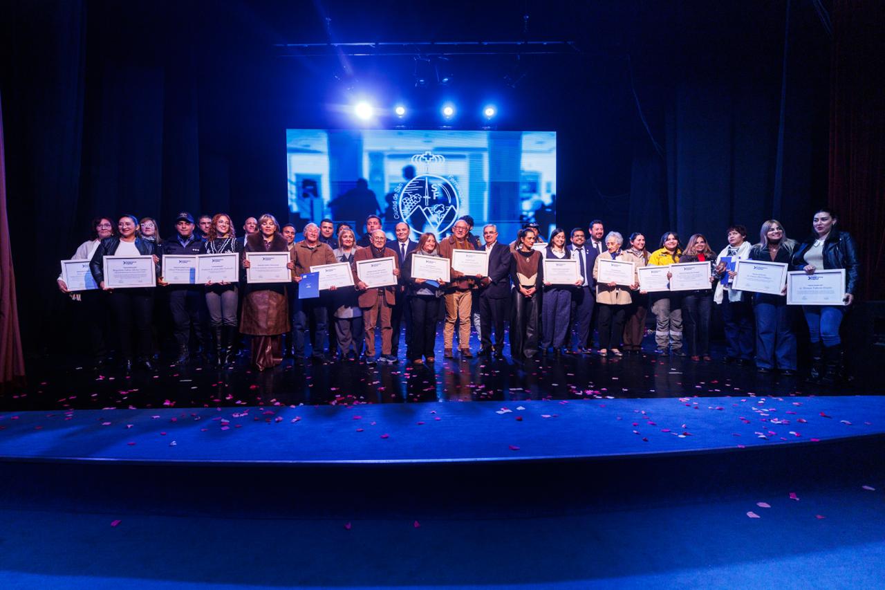 la-capital-celebro-su-343-aniversario-con-una-emotiva-distincion-a-sus-vecinos