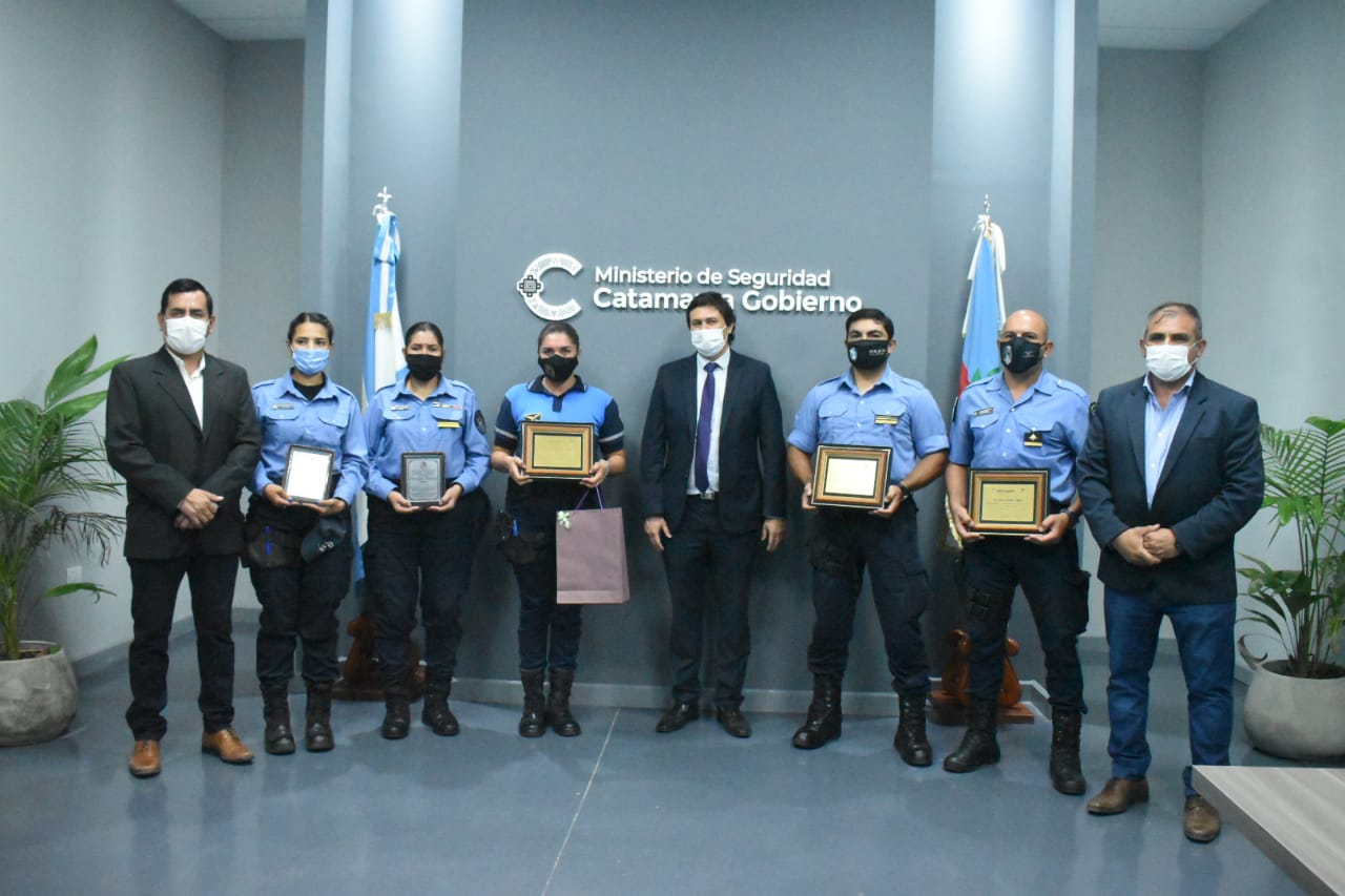 distinguio-a-policias-que-salvaron-la-vida-de-3-ninos