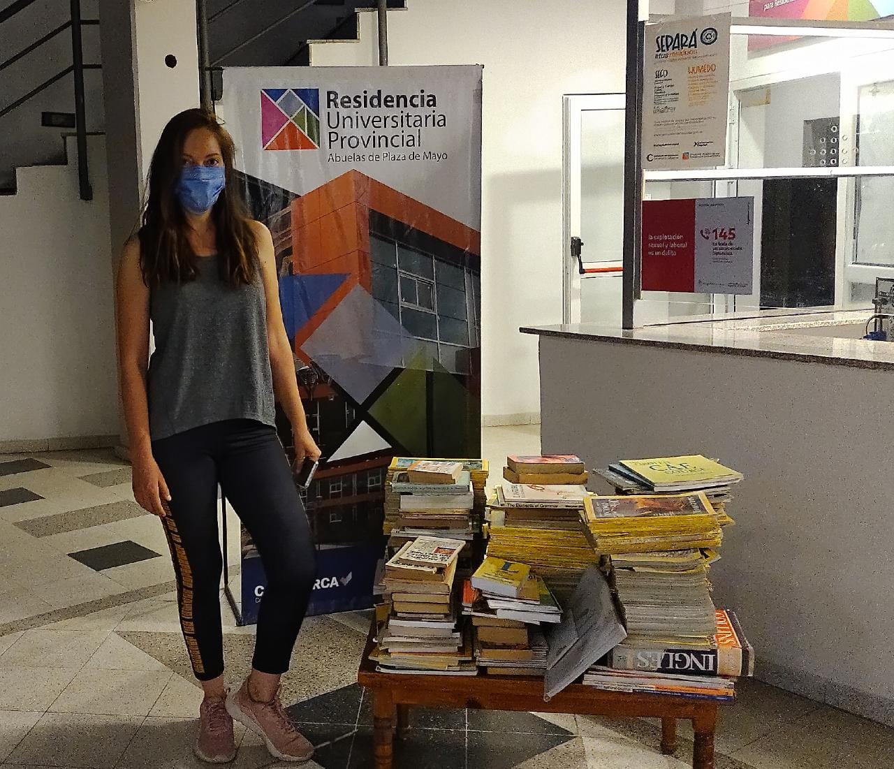 docente-dono-mas-de-250-libros-a-la-residencia-universitaria