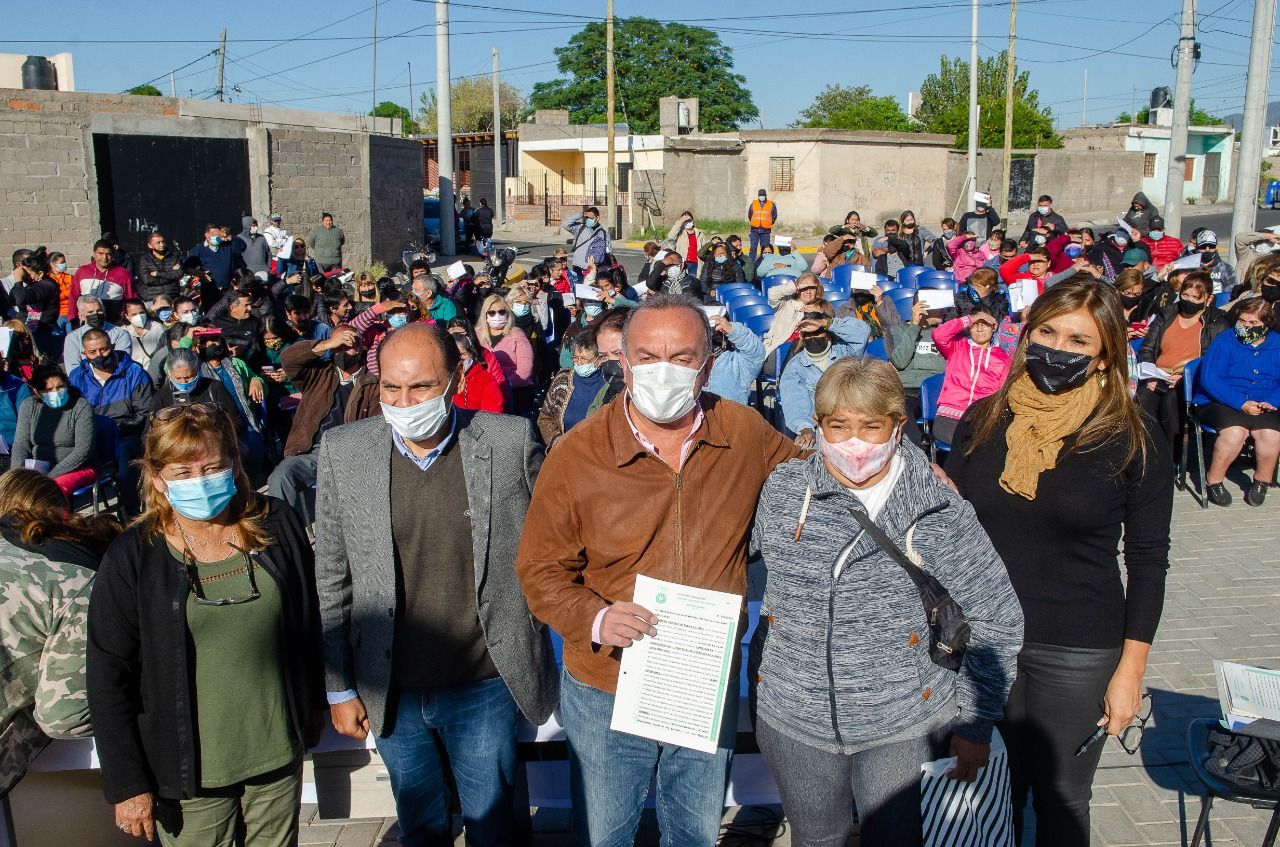 familias-del-barrio-san-antonio-sur-recibieron-de-manera-gratuita-las-escrituras-de-los-terrenos