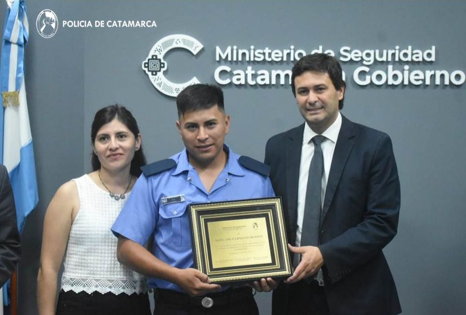 reconocen-al-agente-de-policia-que-le-salvo-la-vida-a-un-hombre-que-era-arrastrado-por-el-rio