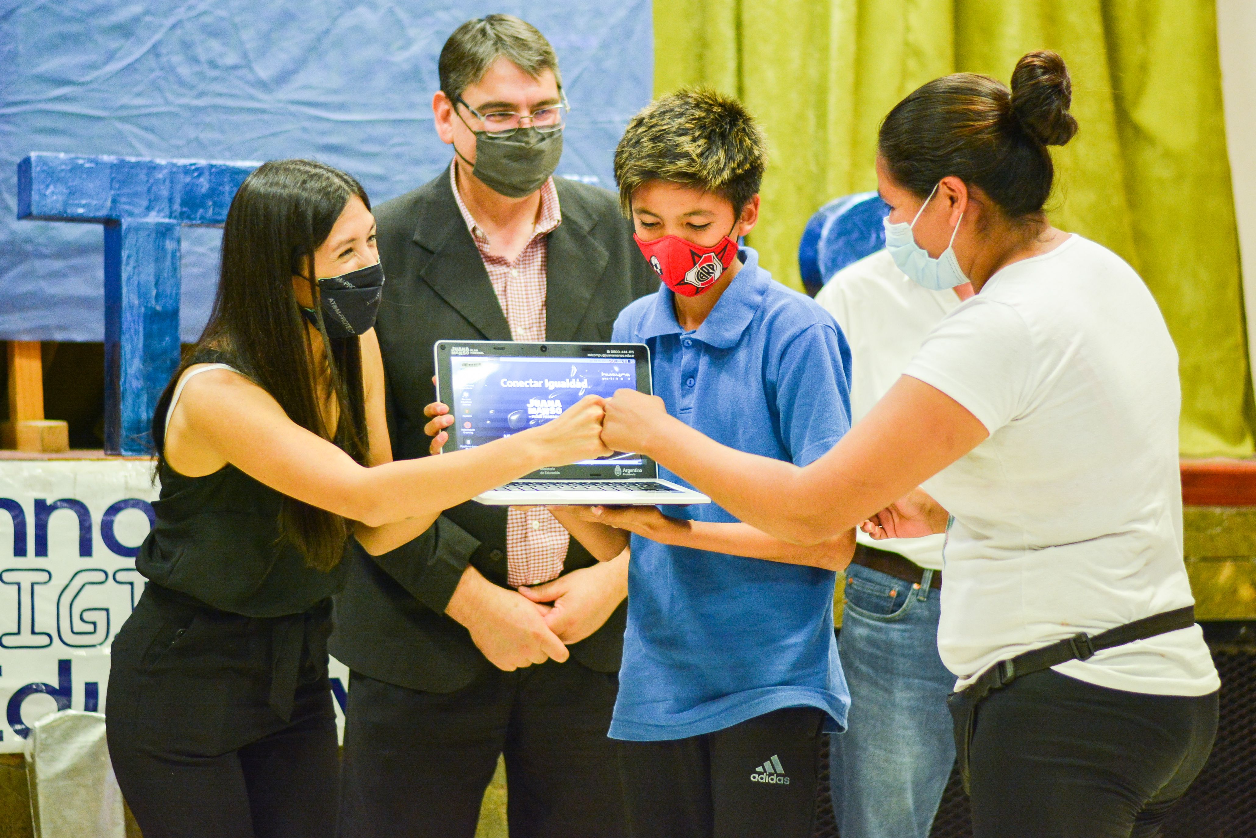 estudiantes-de-la-epet-n-8-recibieron-sus-netbooks