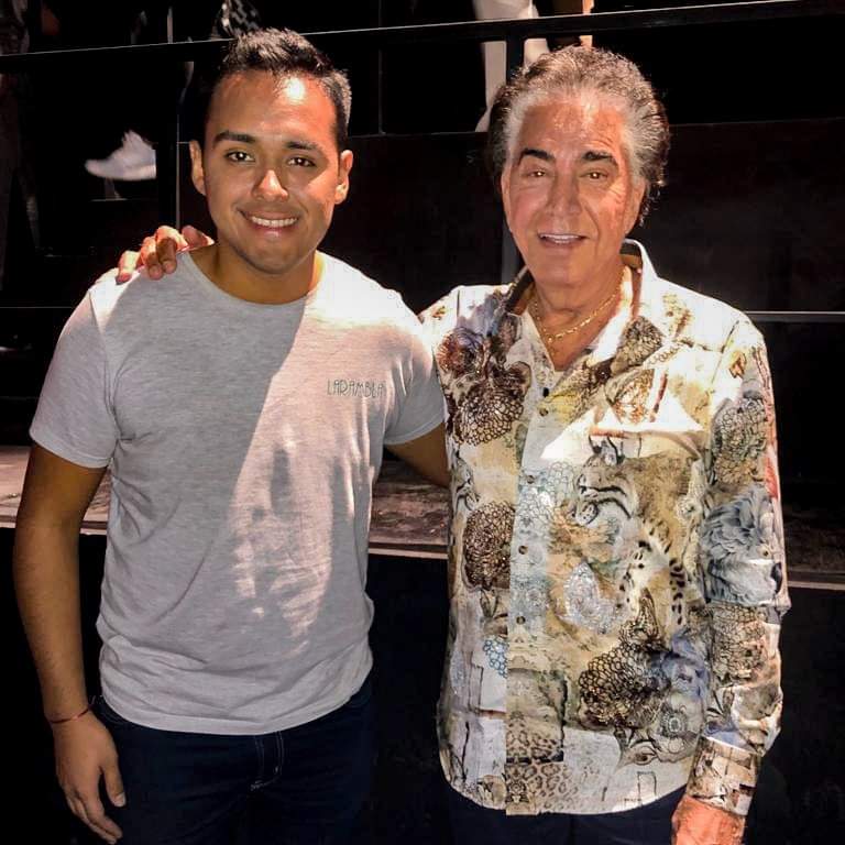 nicolas-reyna-cantara-junto-a-el-puma-rodriguez-en-el-gran-rex-gracias-a-la-vida-por-este-momento-tan-especial