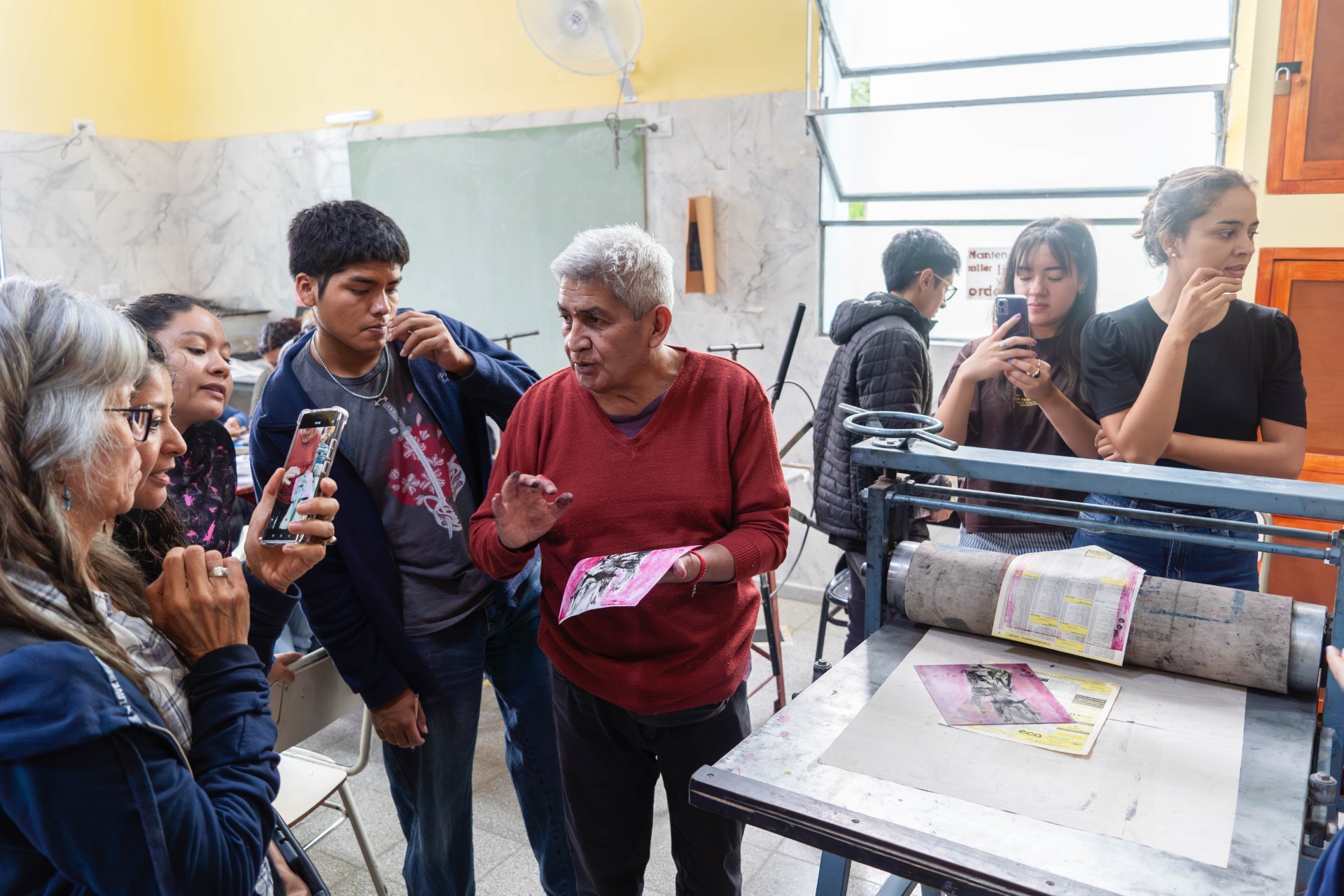 arte-en-dialogo-alberto-arjona-brindo-conversatorios-y-un-taller-intensivo-en-el-isac