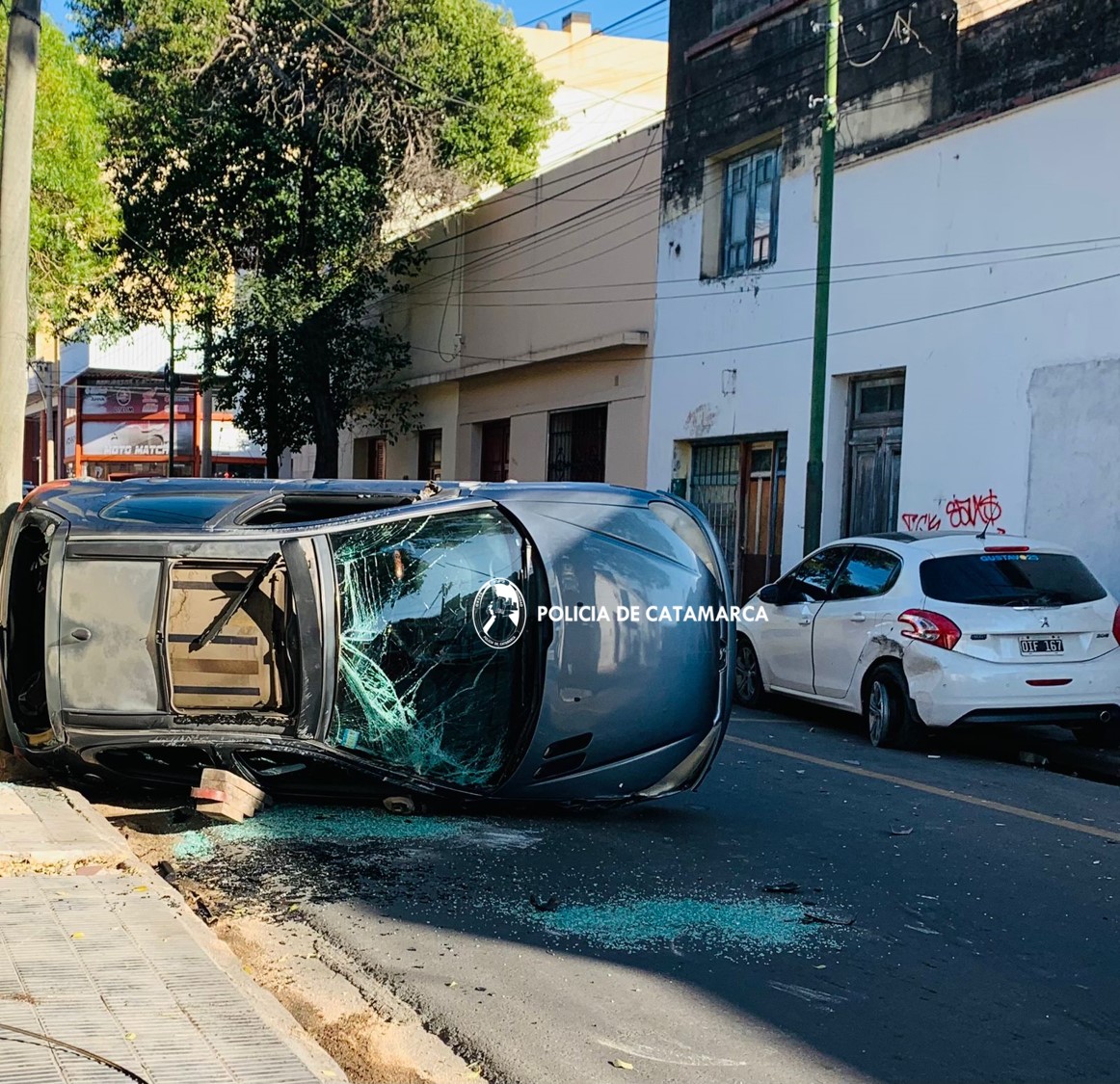 choco-contra-otro-auto-y-volco-en-pleno-centro