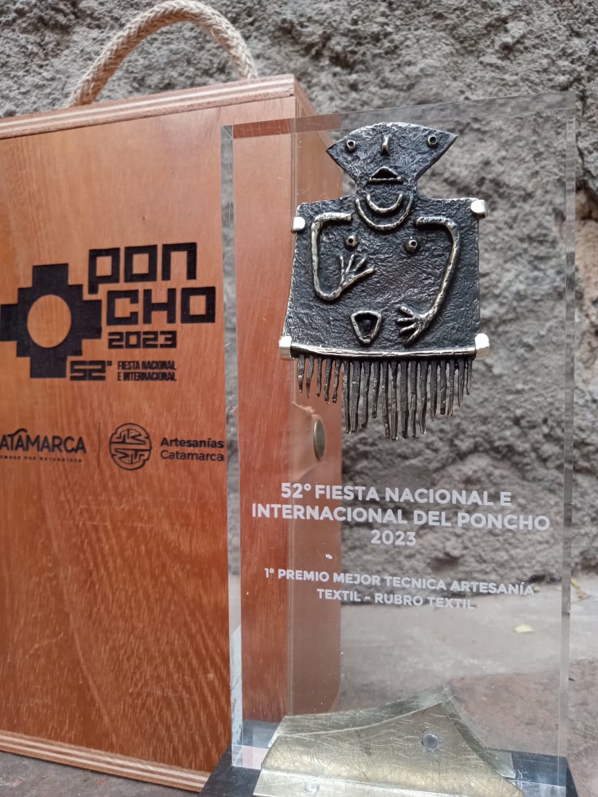 asi-es-la-estatuilla-que-recibiran-los-mejores-artesanos-del-poncho-2023