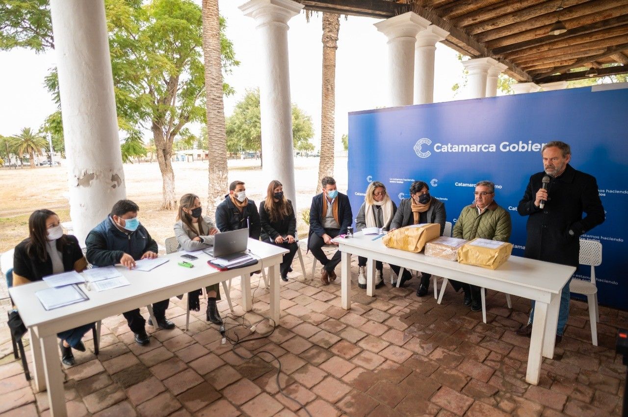 se-realizo-la-apertura-de-sobre-para-el-gasoducto-lavalle-catamarca