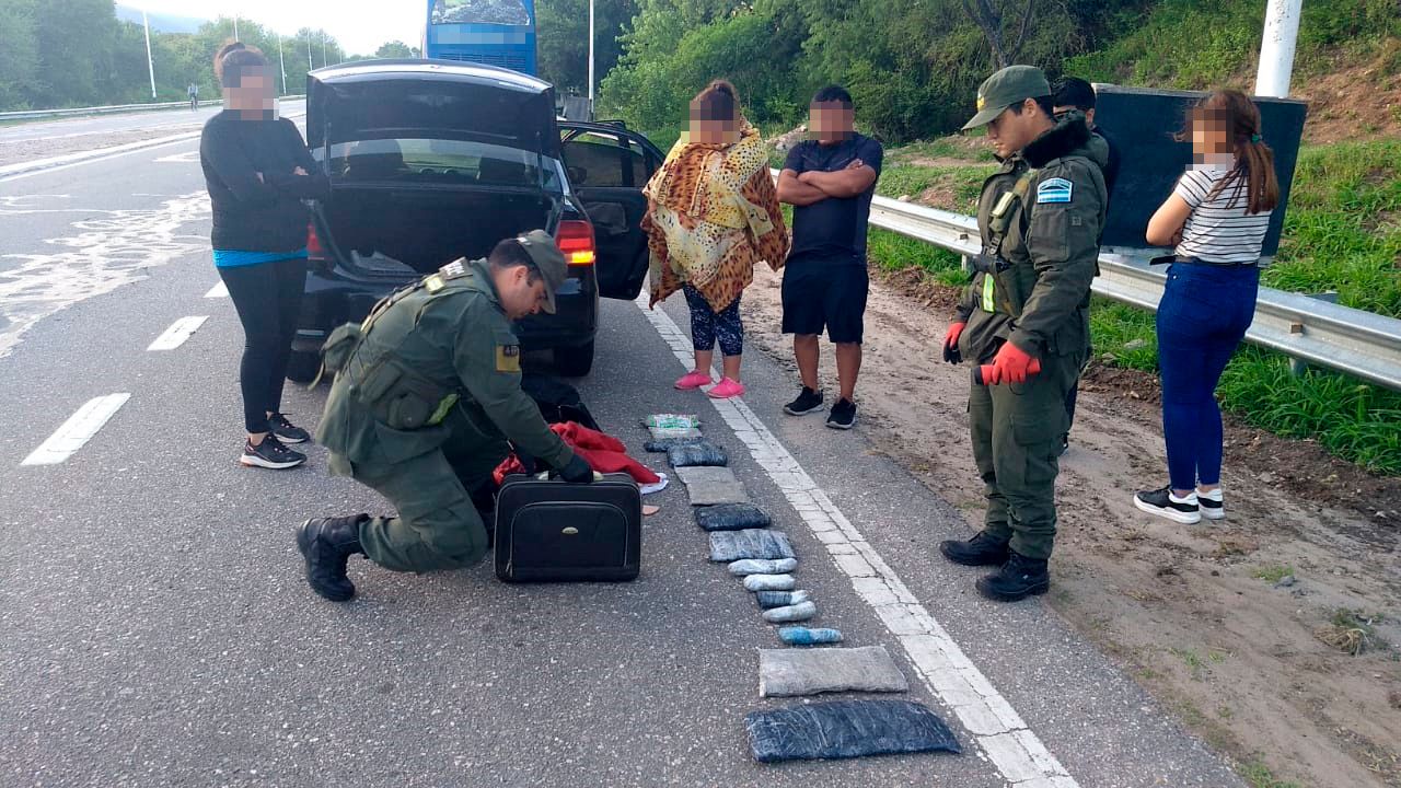 en-la-merced-detuvieron-a-dos-mujeres-y-un-hombre-que-transportaban-marihuana-dentro-de-valijas