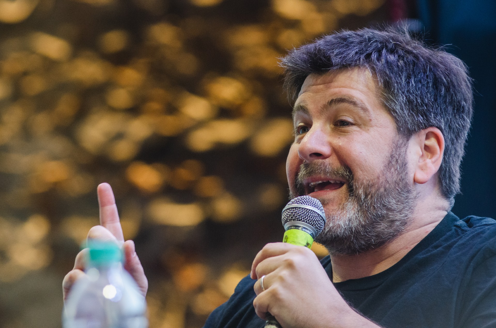 adrian-lakerman-en-la-feria-del-libro-de-catamarca-la-comedia-es-la-forma-de-no-volvernos-locos