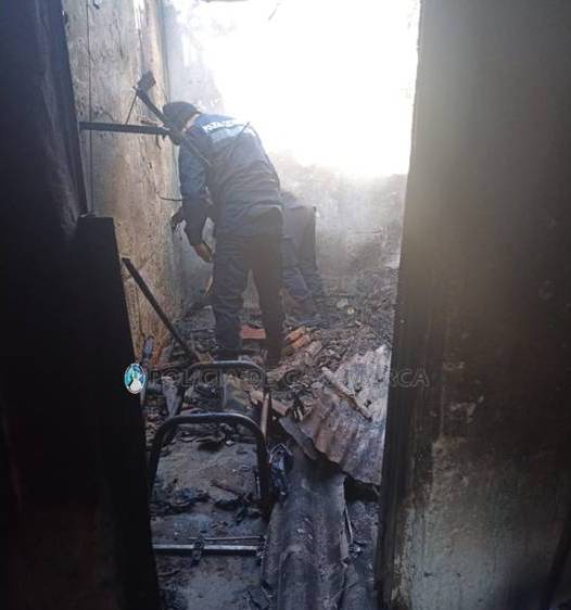 policias-rescataron-a-un-hombre-del-incendio-de-una-vivienda