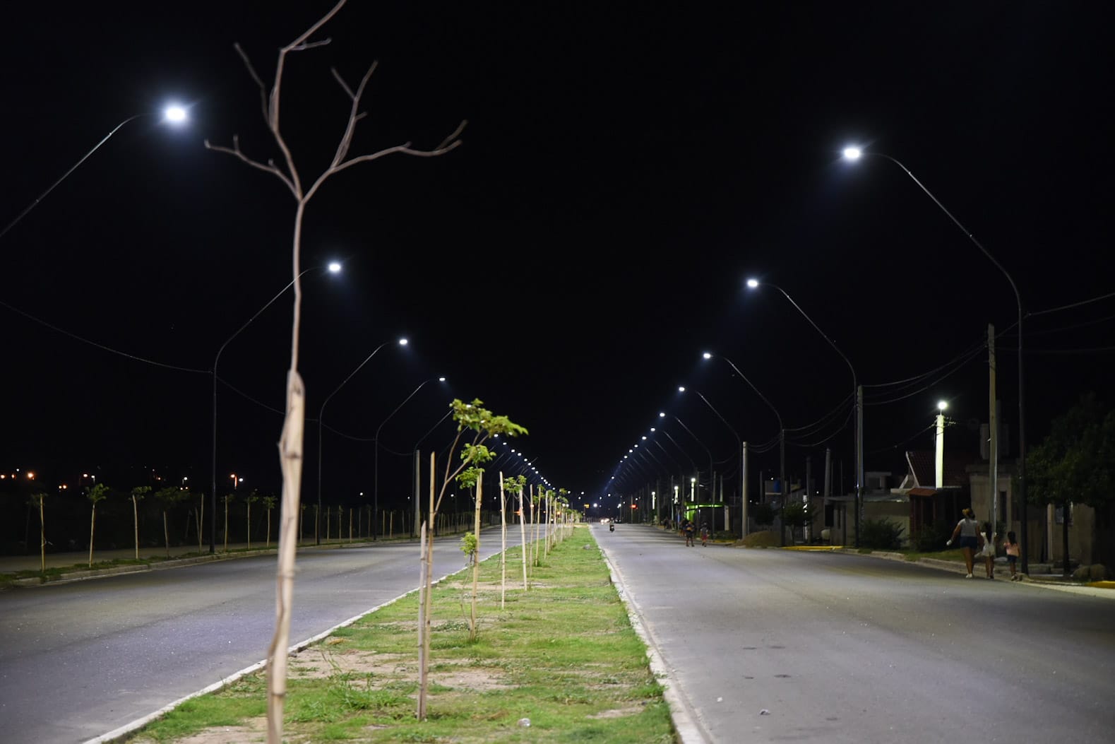 se-completo-la-obra-de-iluminacion-de-la-avenida-bicentenario