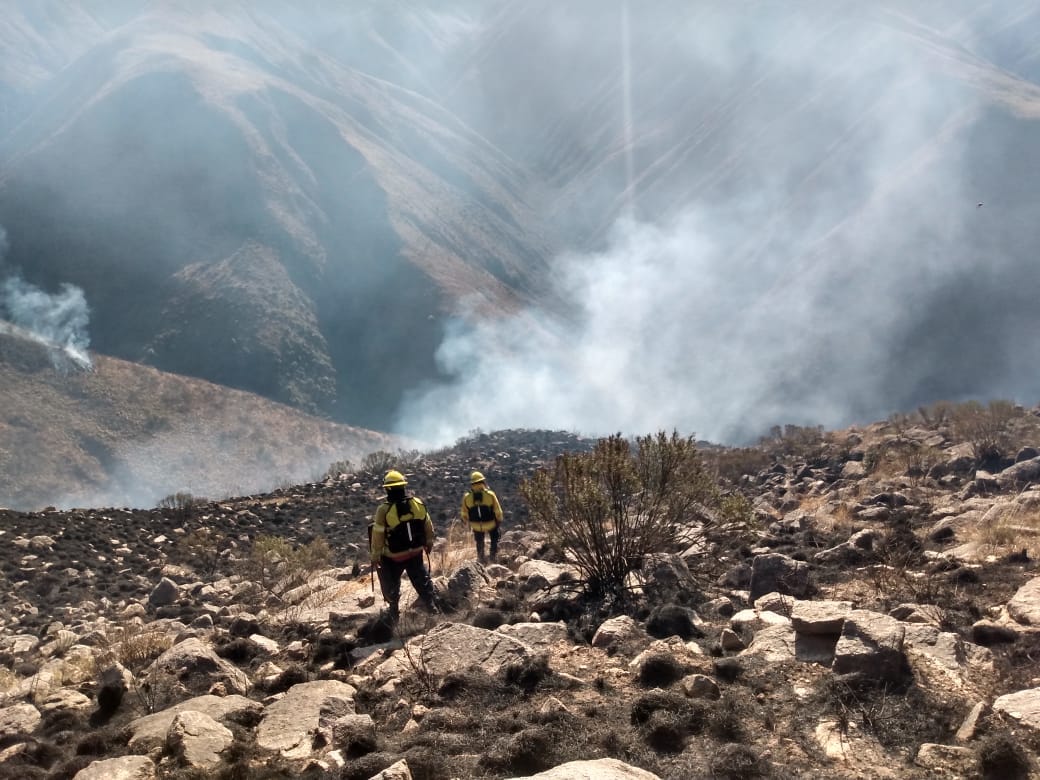 continua-el-trabajo-de-los-bomberos-para-extinguir-el-fuego-en-andalgala
