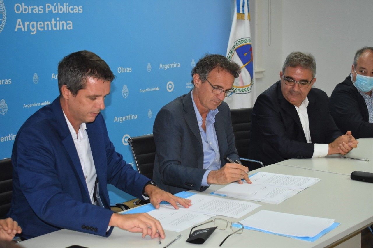 acuerdan-la-ampliacion-de-red-de-agua-potable-y-cloacas-en-dos-barrios-de-la-capital