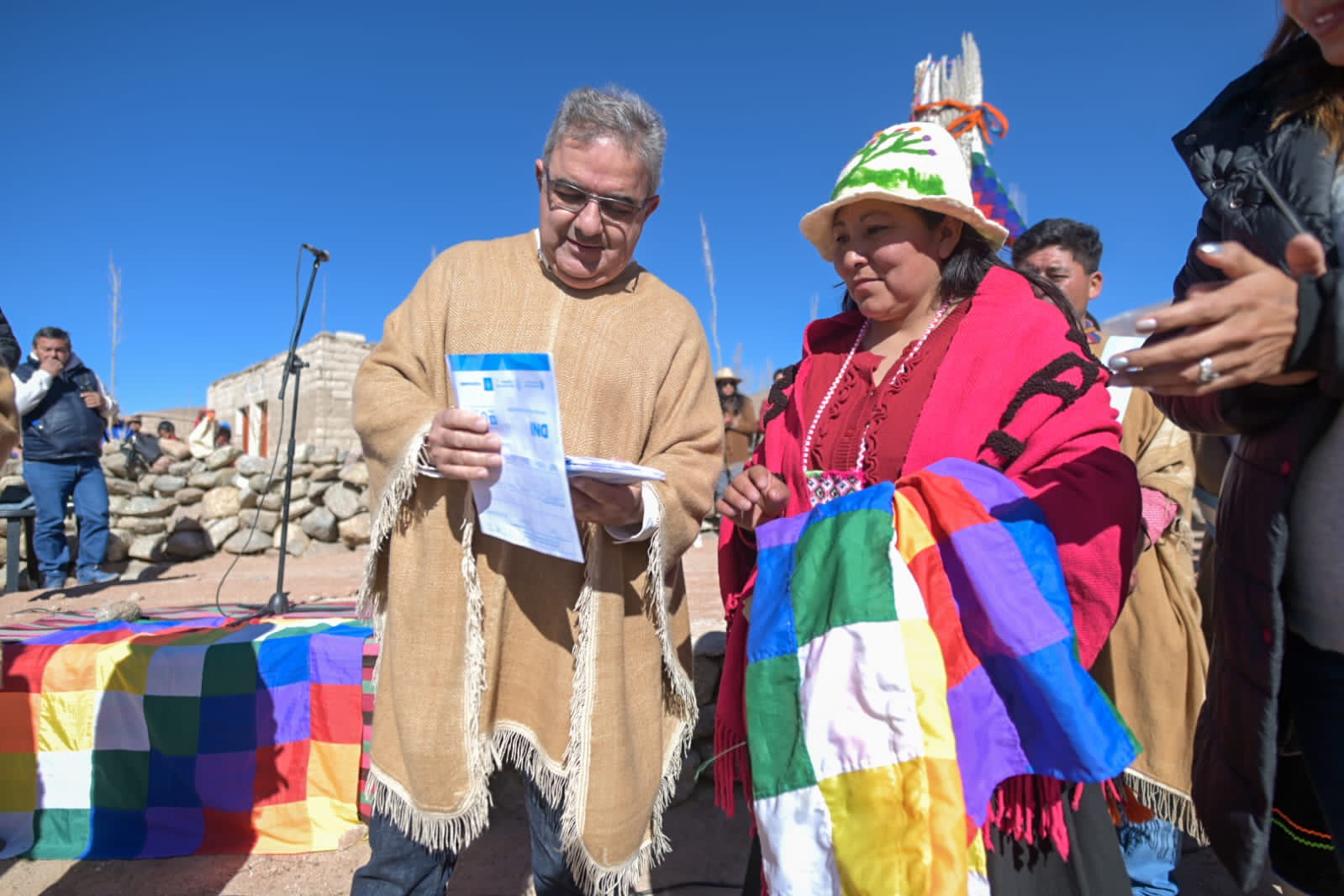 jalil-entrego-el-instrumento-legal-de-creacion-del-municipio-laguna-blanca