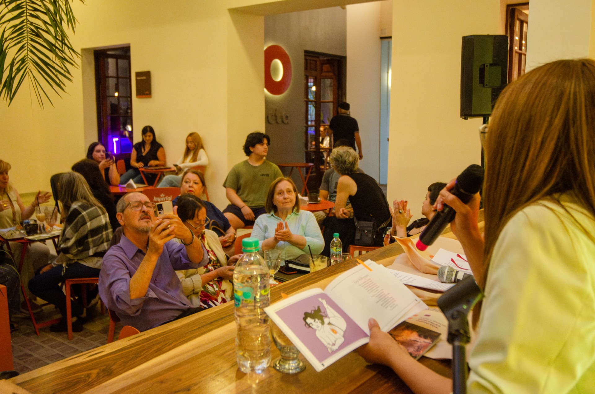 con-gran-marco-de-publico-el-cafe-literario-norte-natural-debuto-en-la-feria-del-libro