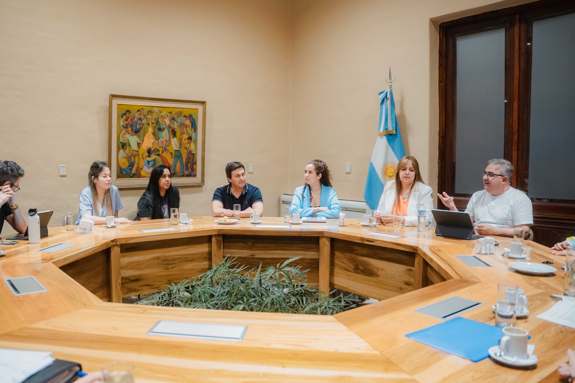 el-ejecutivo-y-legisladores-oficialistas-analizaron-el-proyecto-de-ley-de-presupuesto-2025