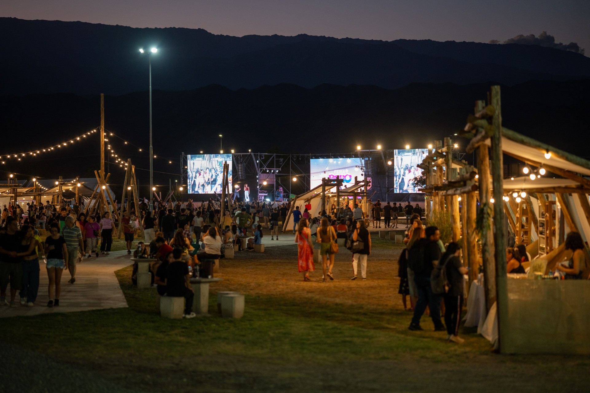 feria-del-patio-regalos-unicos-musica-atardeceres-y-un-gran-cierre-con-valen-vargas