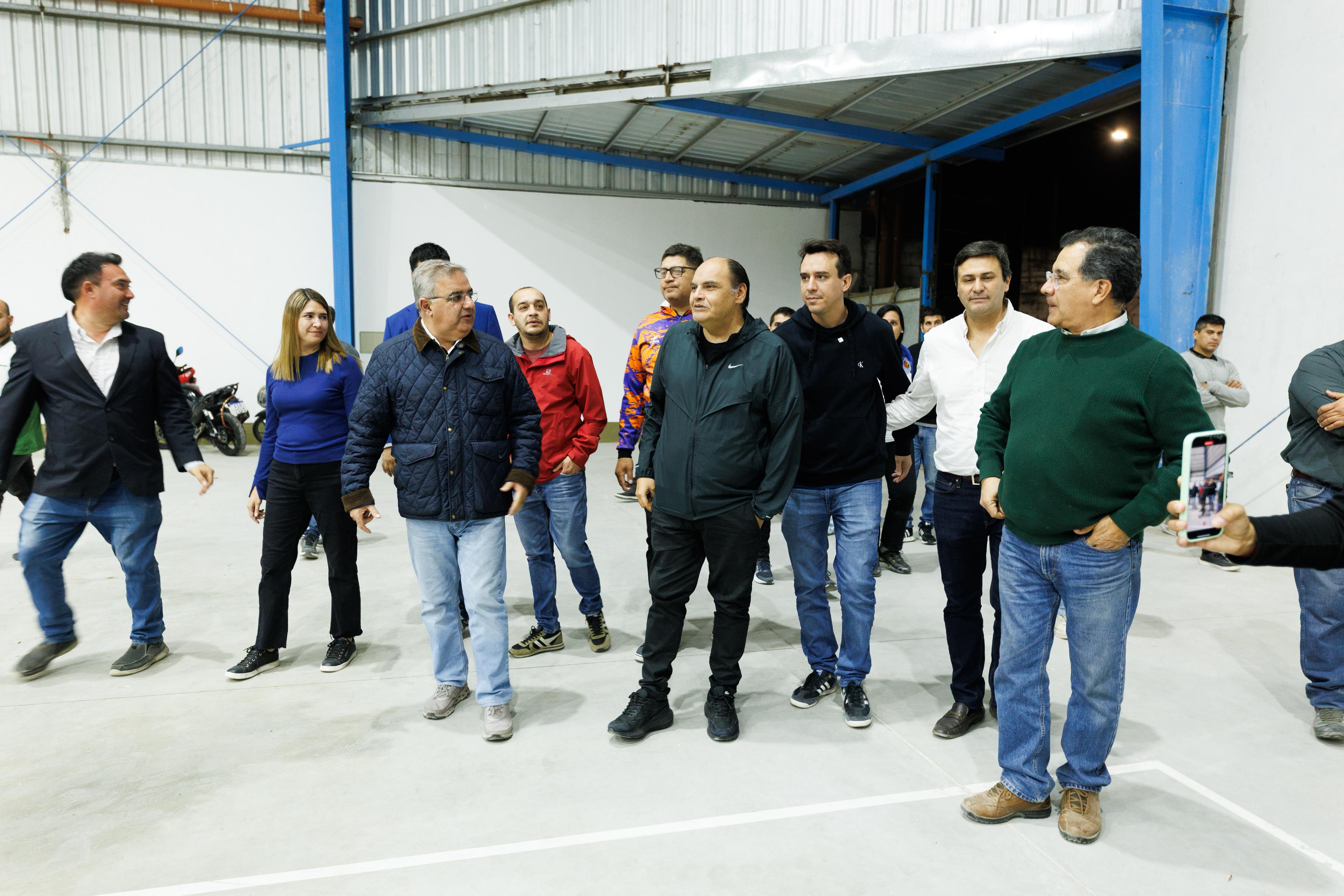 gustavo-y-raul-recorrieron-obras-de-refaccion-en-el-club-juventud