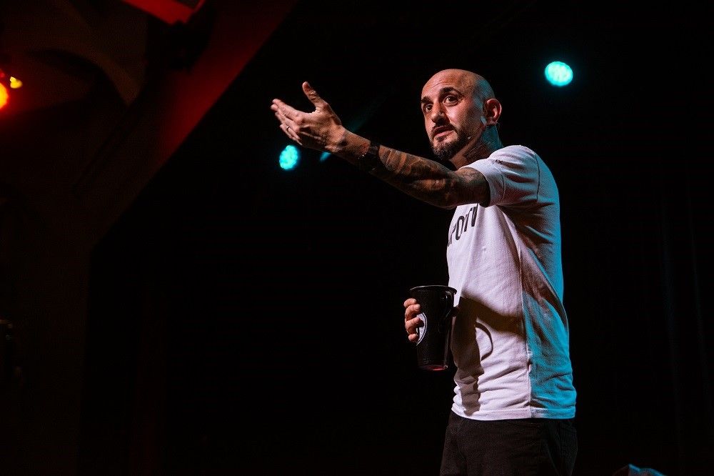 el-pela-gonzalo-romero-presentara-basta-de-amores-de-mierda-en-la-feria-del-libro