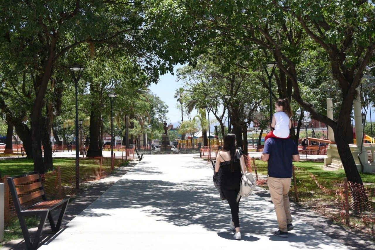 ultiman-detalles-en-la-renovada-plaza-25-de-agosto