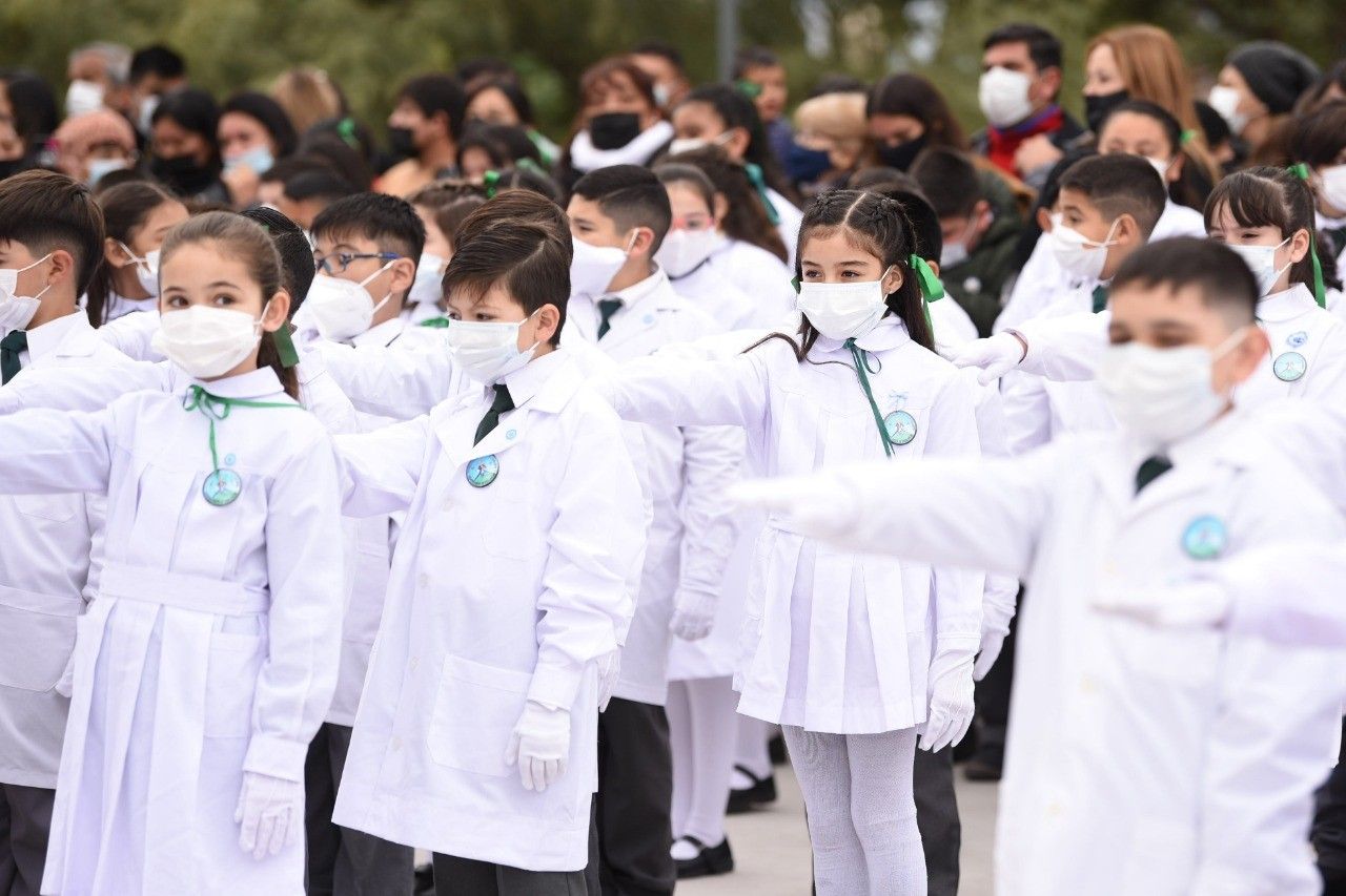 emotiva-promesa-a-la-bandera-de-alumnos-del-sistema-educativo-municipal