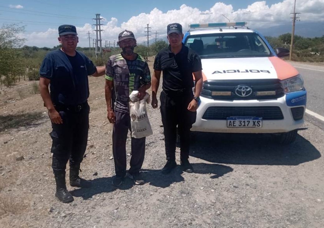 policias-ayudaron-a-un-padre-que-viajaba-en-bicicleta-desde-belen-hasta-valle-viejo-para-encontrarse-con-su-hija