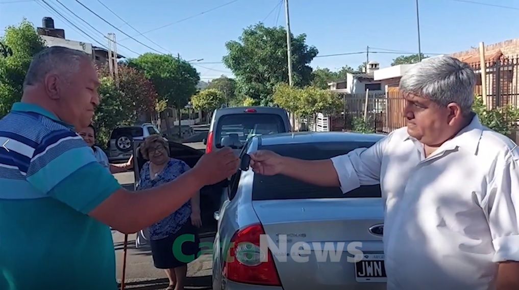 emocionante-cumplio-el-sueno-de-regalarle-un-auto-a-sus-padres