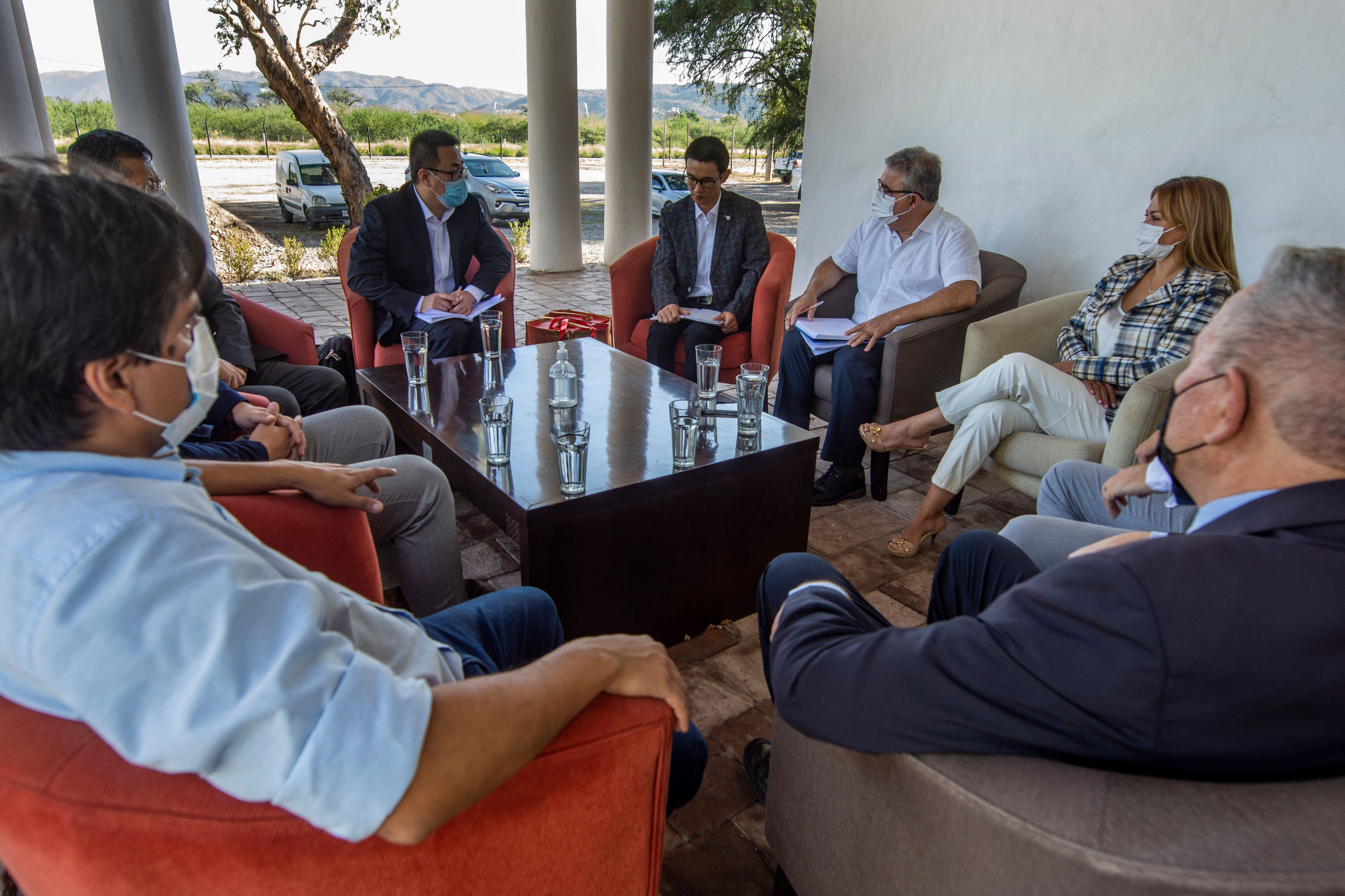 jalil-recibio-a-ceo-de-zijin-mining-group-para-avanzar-en-la-planta-de-carbonato-de-litio