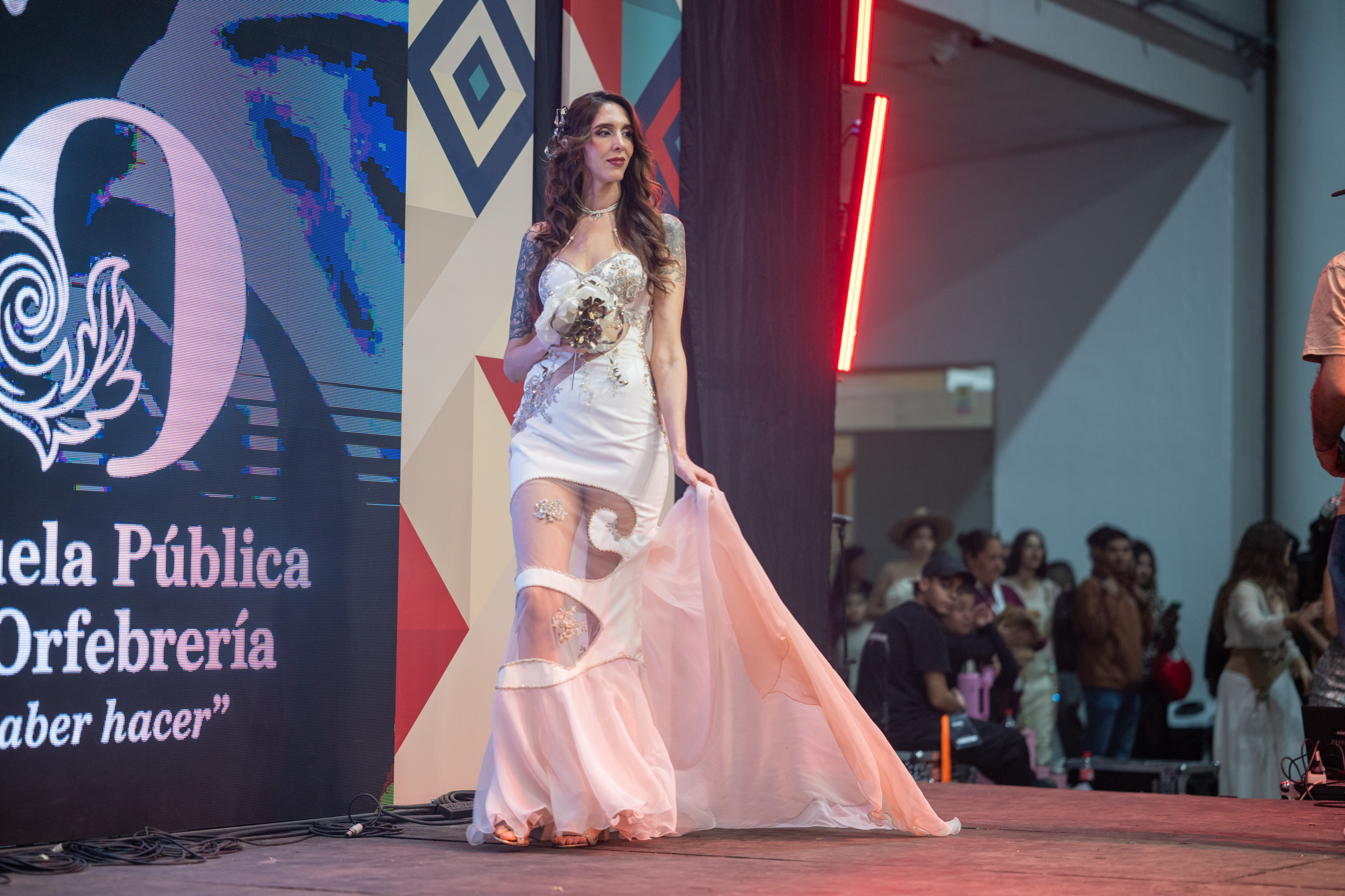 desfile-de-prendas-artesanales-y-joyas-de-diseno-en-el-poncho