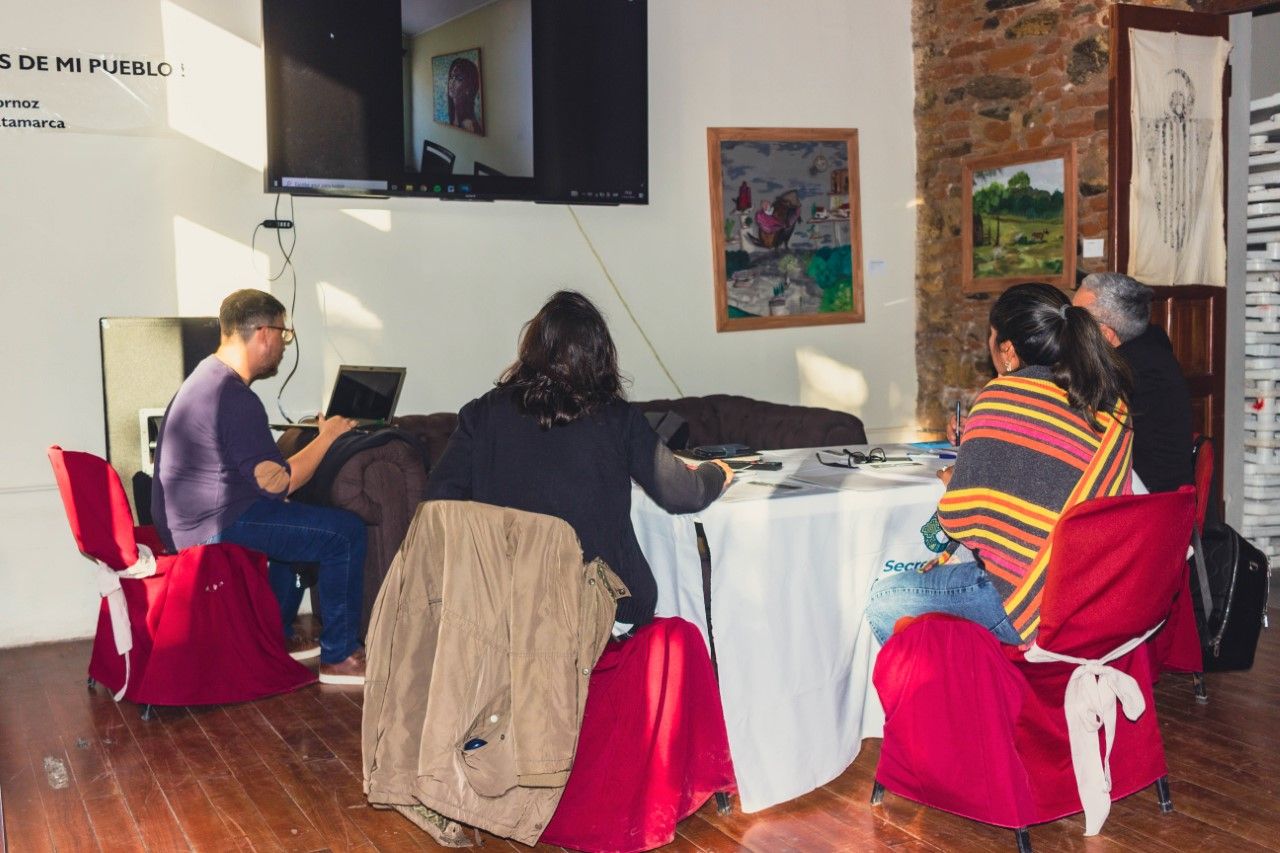 poncho-diseno-el-jurado-trabaja-en-la-seleccion-de-postulantes