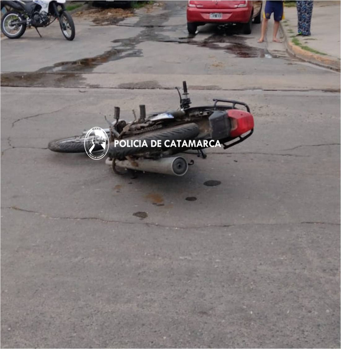 avenida-virgen-del-valle-choque-entre-una-camioneta-y-una-moto-dejo-a-una-mujer-herida