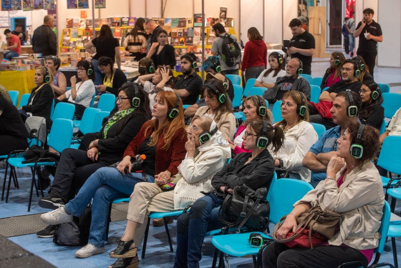 que-es-el-sistema-de-sonido-silencioso-que-se-utiliza-en-la-feria-del-libro